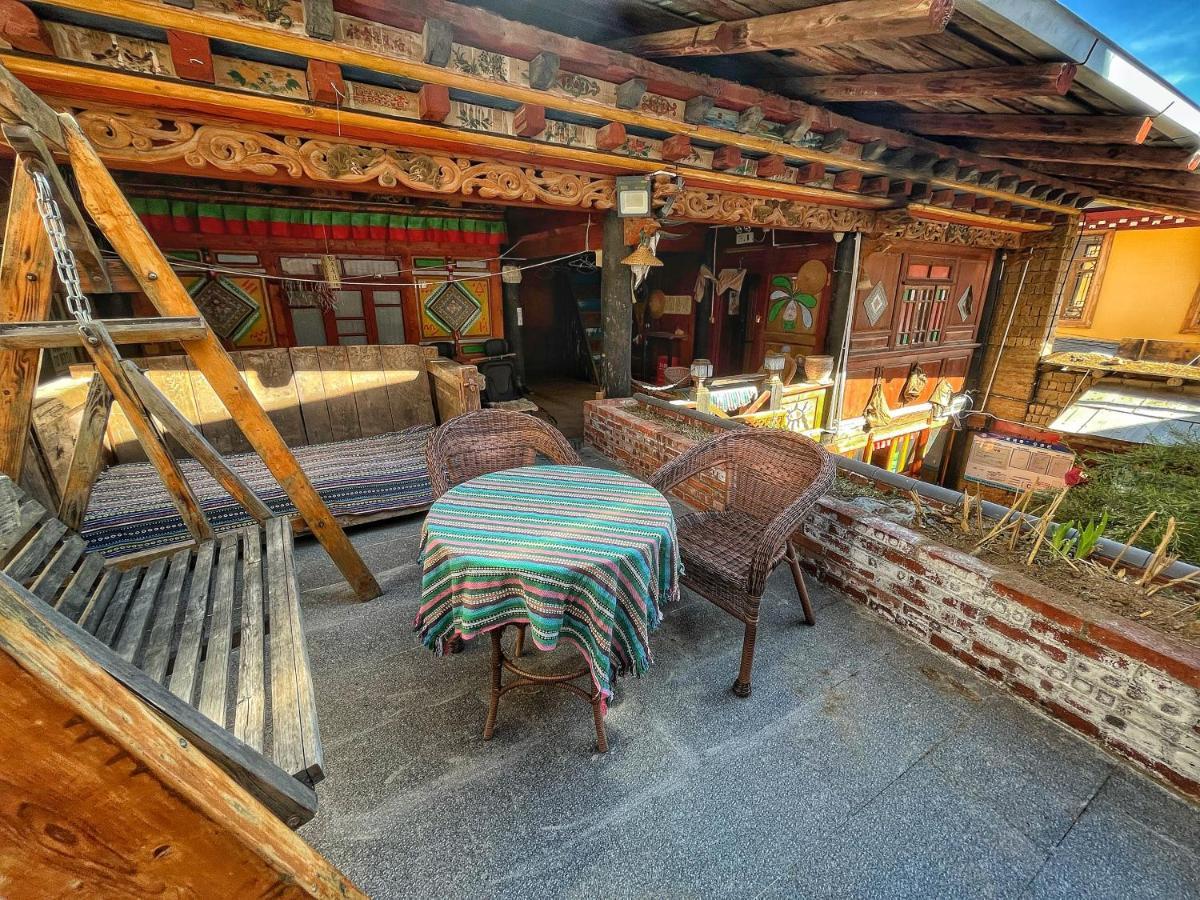Tavern Hostel仁和客栈 Shangri-La Esterno foto