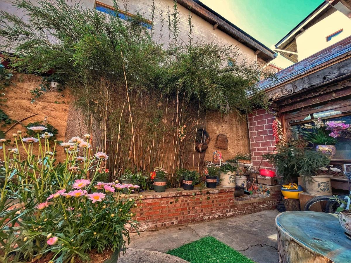 Tavern Hostel仁和客栈 Shangri-La Esterno foto