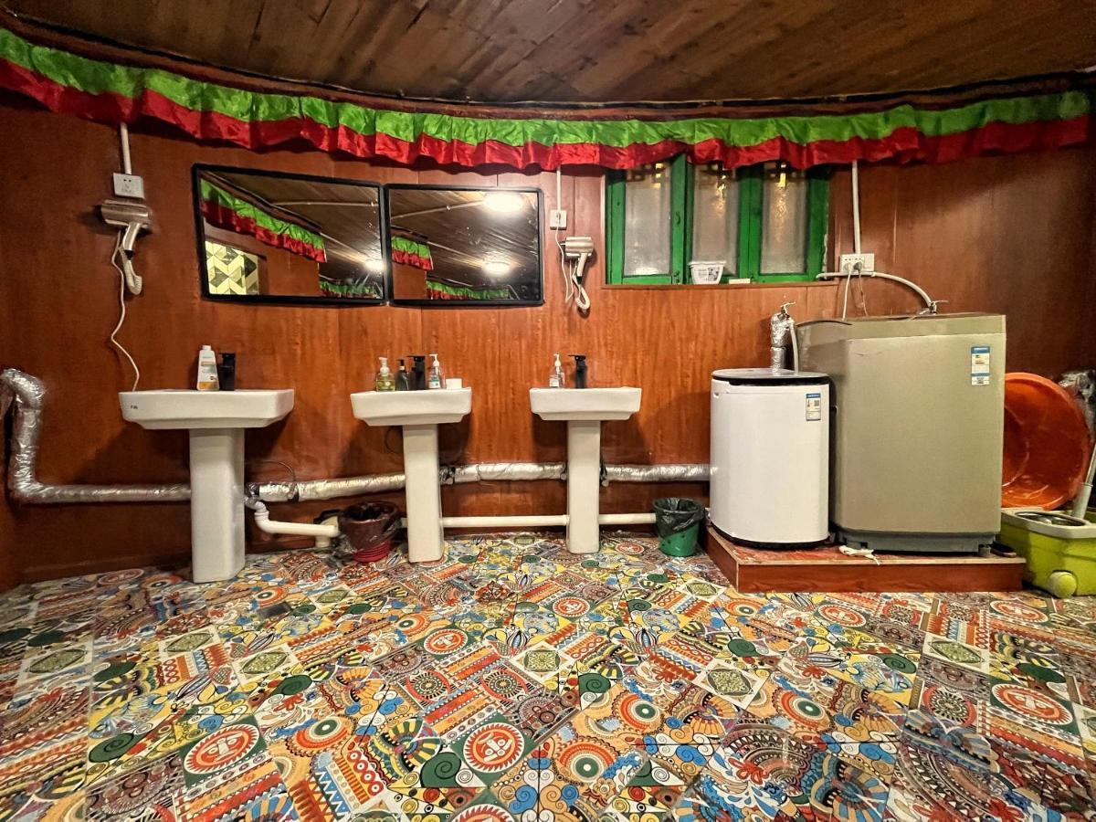 Tavern Hostel仁和客栈 Shangri-La Esterno foto