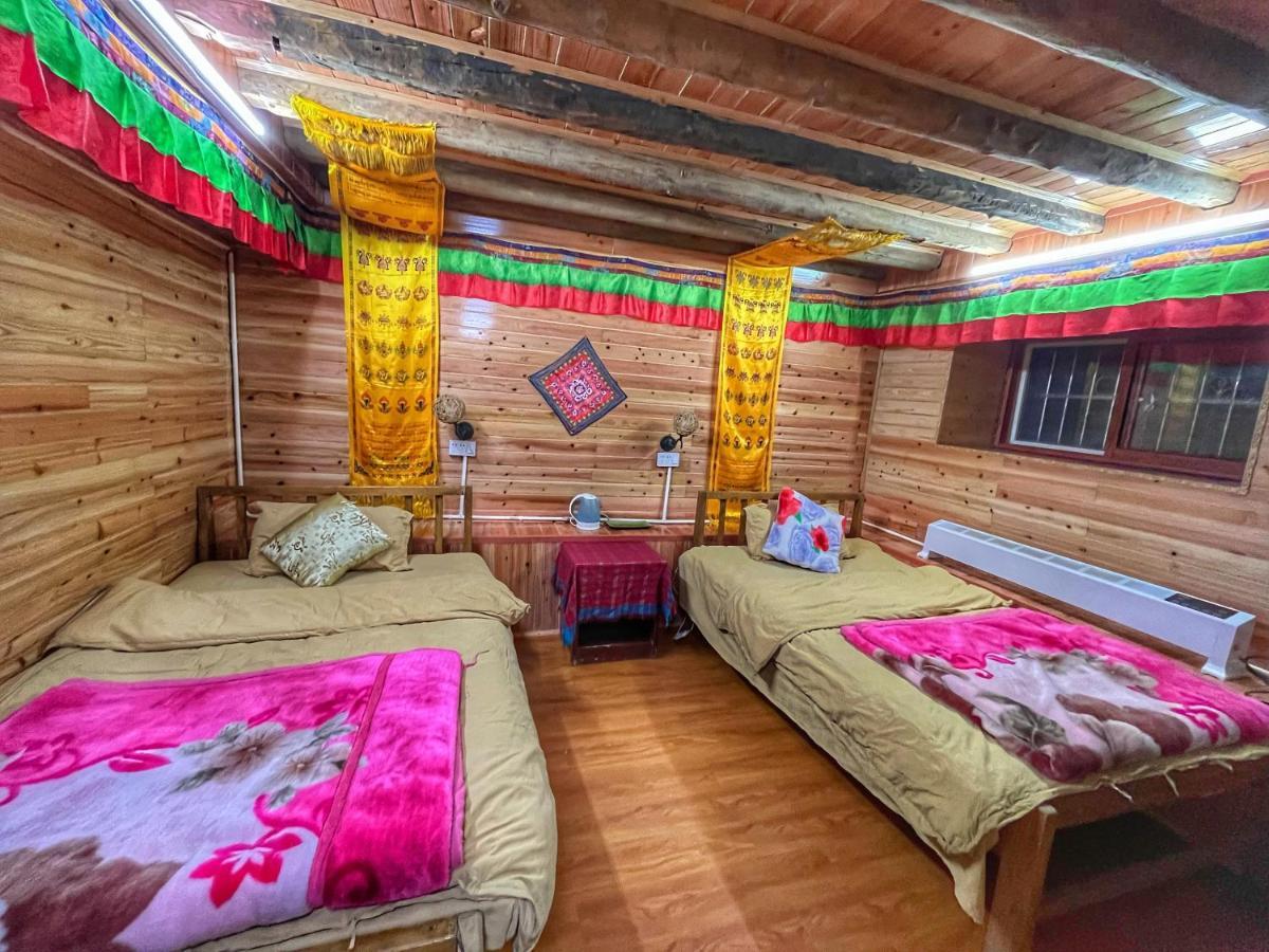 Tavern Hostel仁和客栈 Shangri-La Esterno foto
