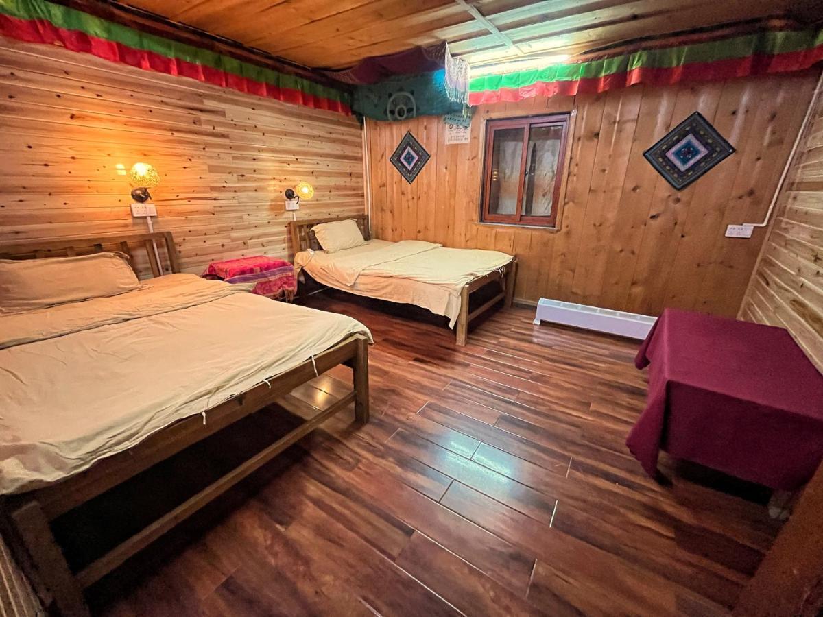 Tavern Hostel仁和客栈 Shangri-La Esterno foto